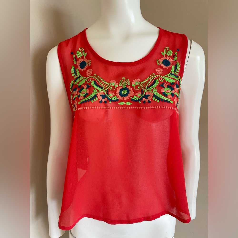 GB Embroidered Red Colorful Cropped Sleeveless Blouse Size Large - Picture 1 of 9